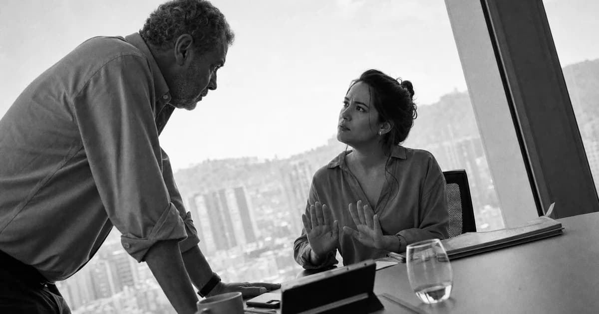Gerente y equipo revisan una práctica de trabajo concreta