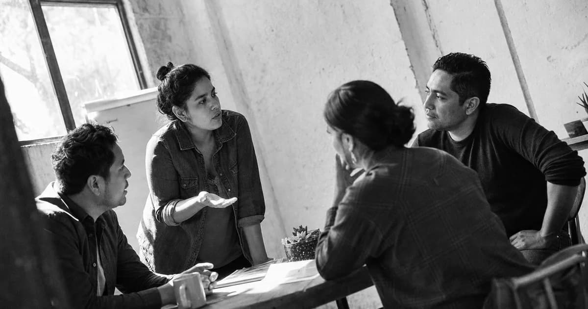 Gerente y equipo revisan una práctica de trabajo concreta