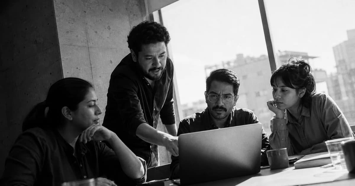 Gerente y equipo revisan una práctica de trabajo concreta