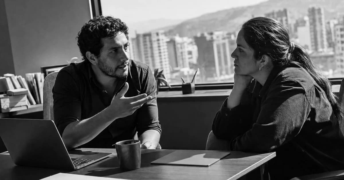 Gerente y equipo revisan una práctica de trabajo concreta