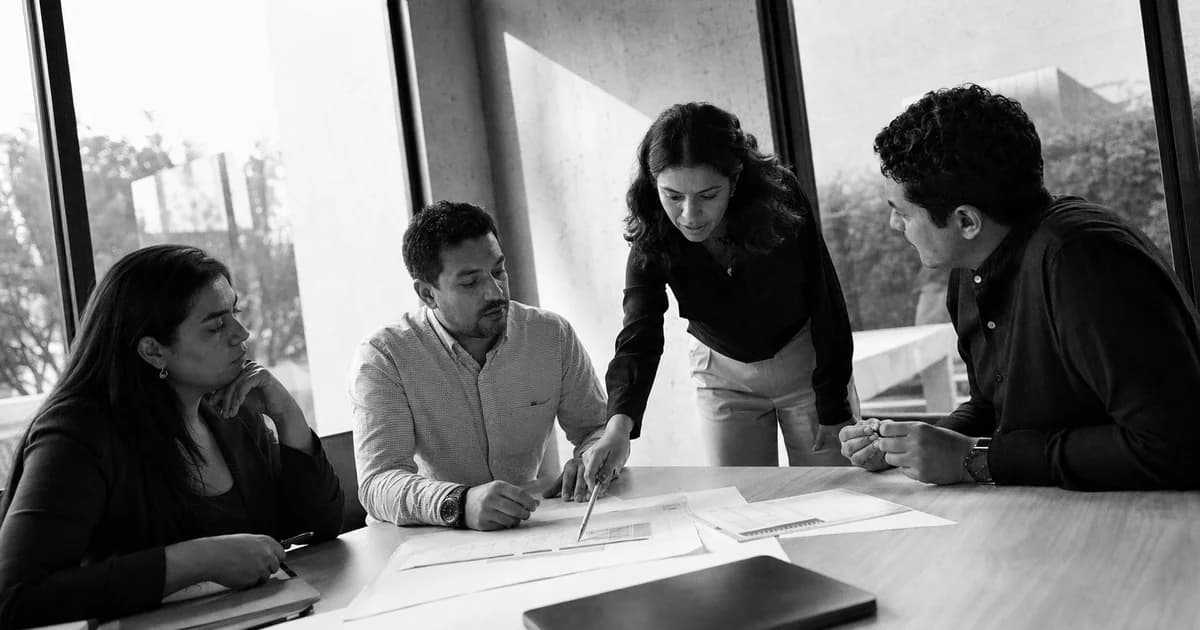 Gerente y equipo revisan una práctica de trabajo concreta