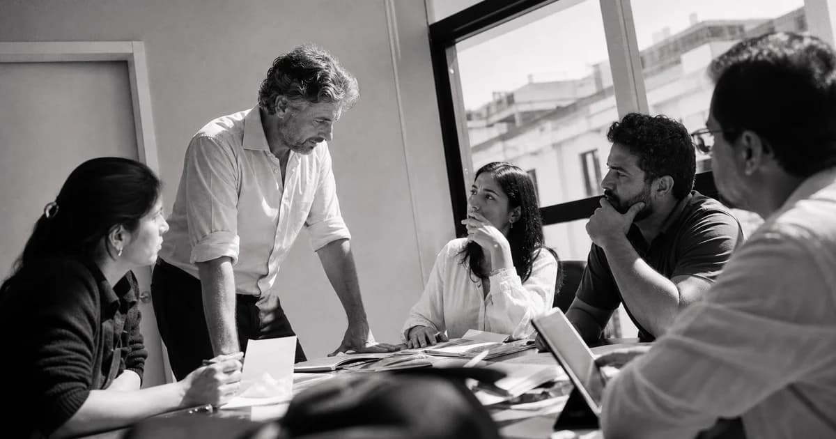 Gerente y equipo revisan una práctica de trabajo concreta