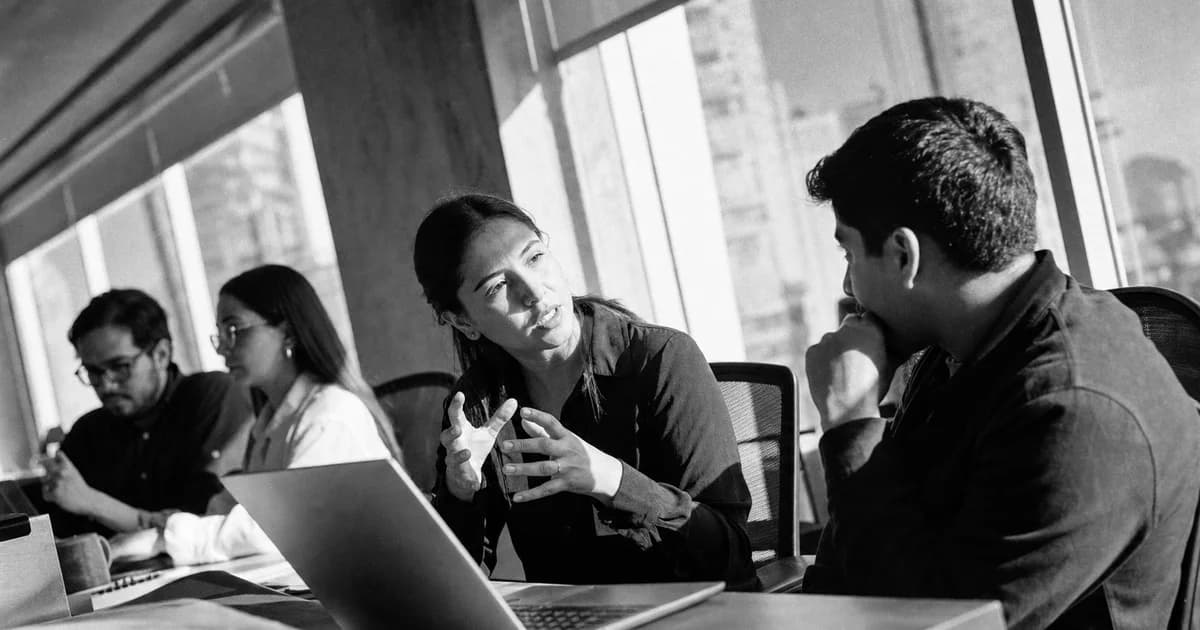 Gerente y equipo revisan una práctica de trabajo concreta