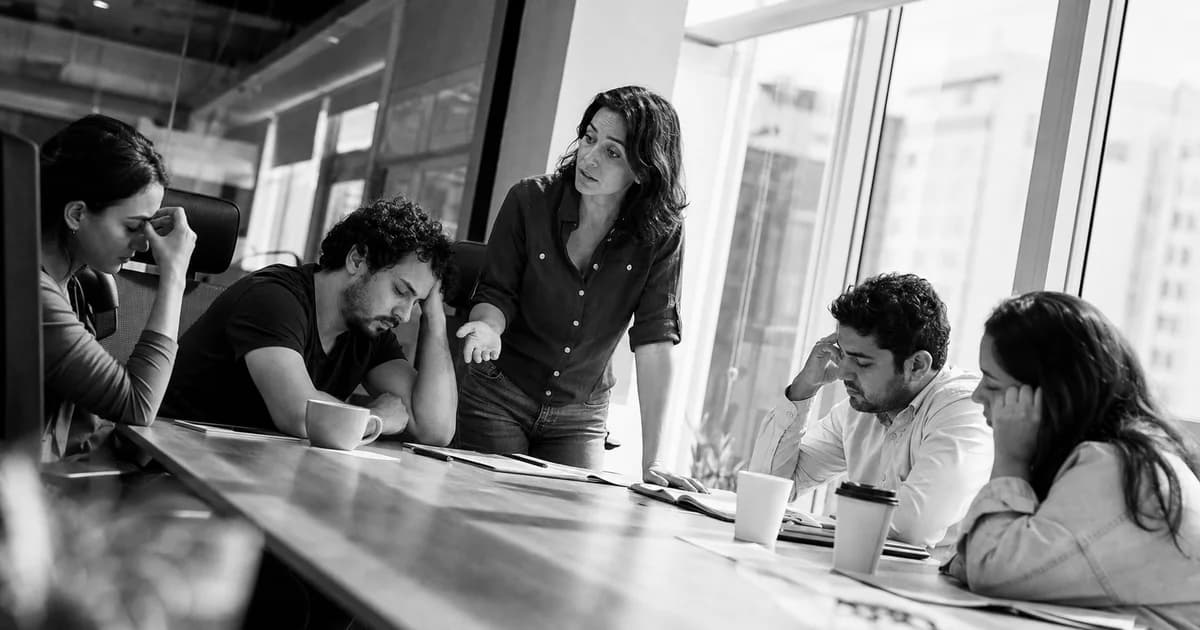 Gerente y equipo revisan una práctica de trabajo concreta