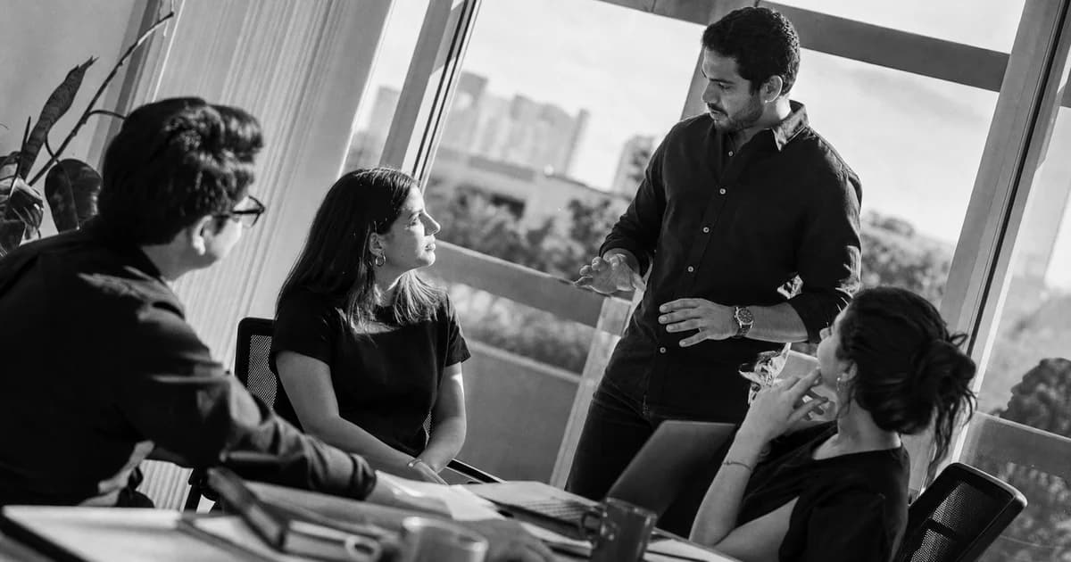 Gerente y equipo revisan una práctica de trabajo concreta