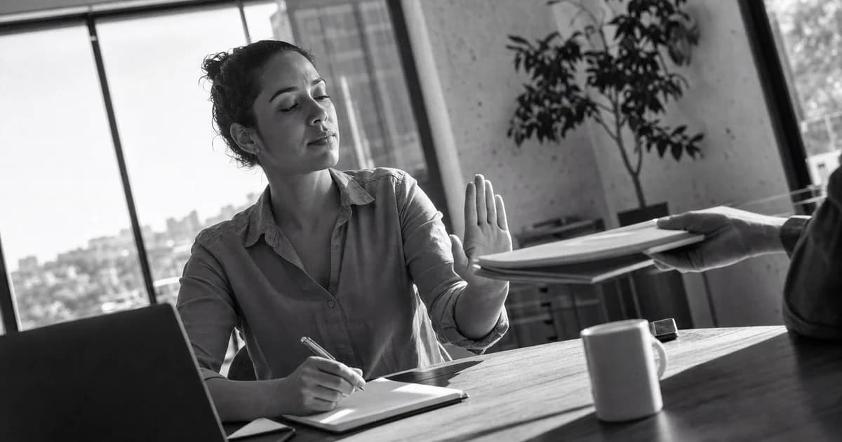 Gerente y equipo revisan una práctica de trabajo concreta