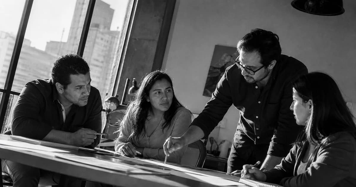 Gerente y equipo revisan una práctica de trabajo concreta