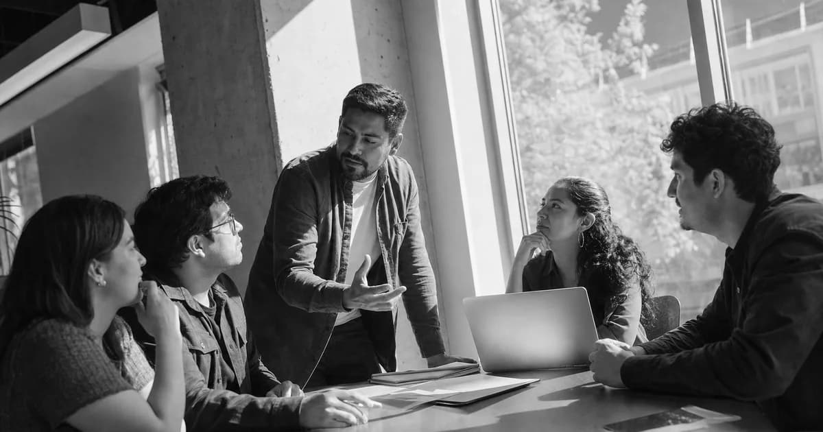Gerente y equipo revisan una práctica de trabajo concreta