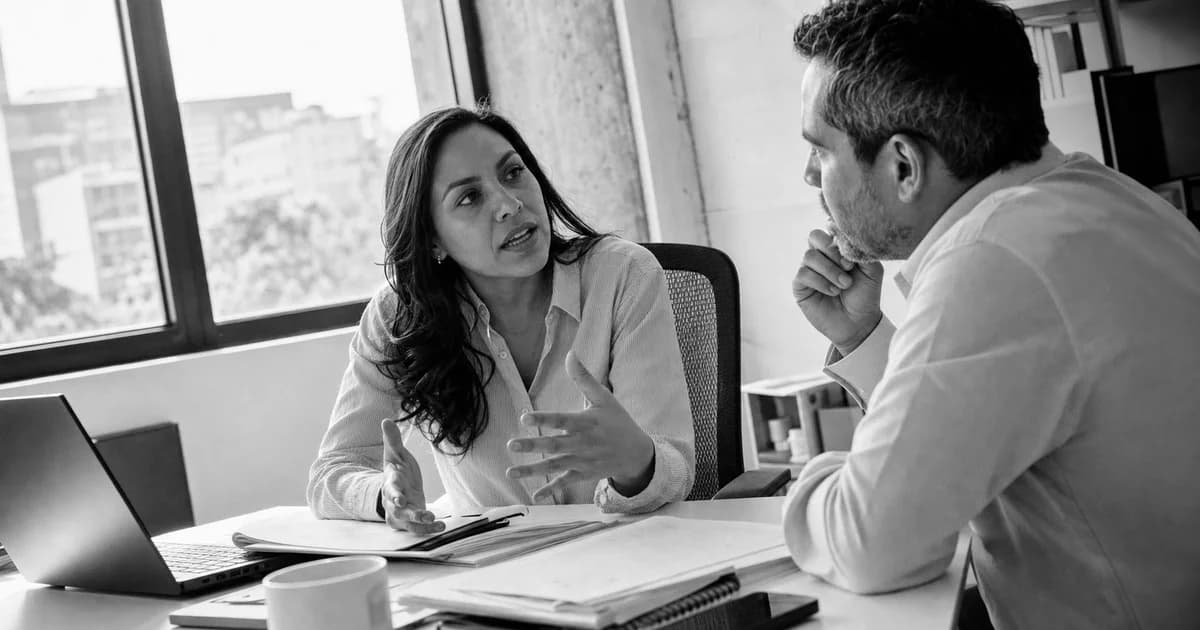Gerente y equipo revisan una práctica de trabajo concreta