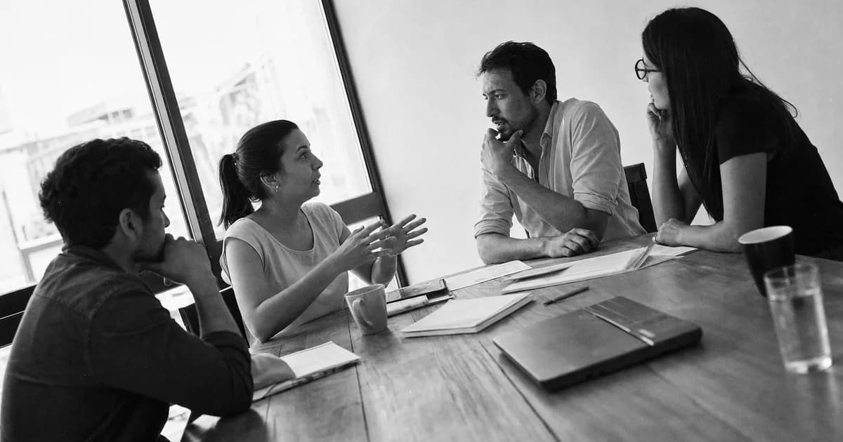 Gerente y equipo revisan una práctica de trabajo concreta