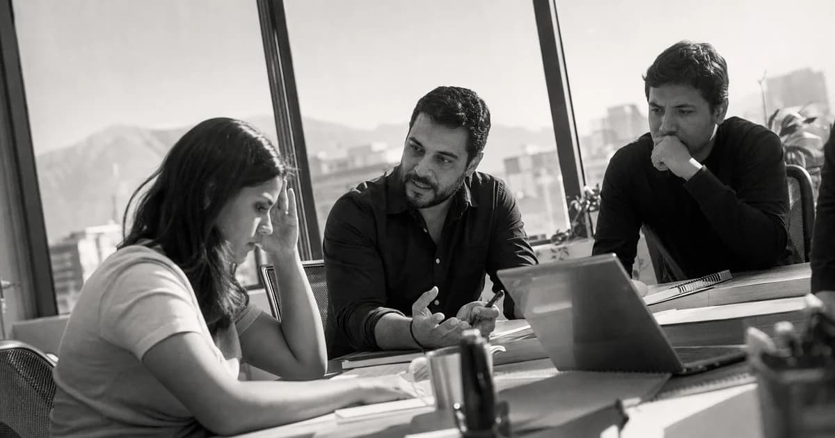 Gerente y equipo revisan una práctica de trabajo concreta