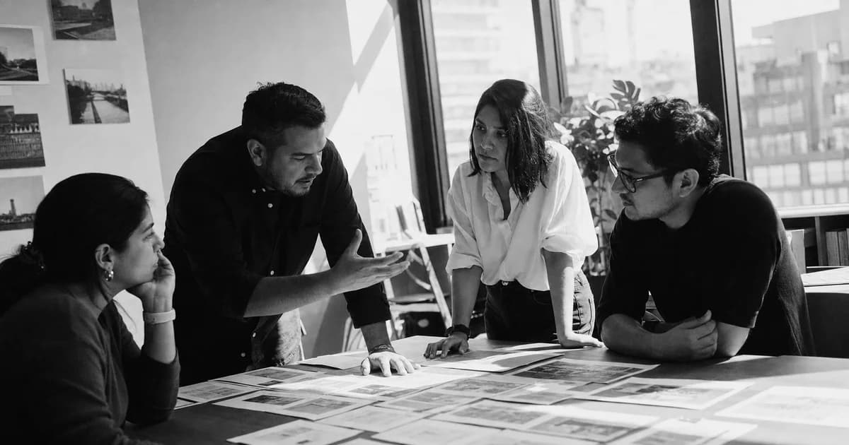 Gerente y equipo revisan una práctica de trabajo concreta