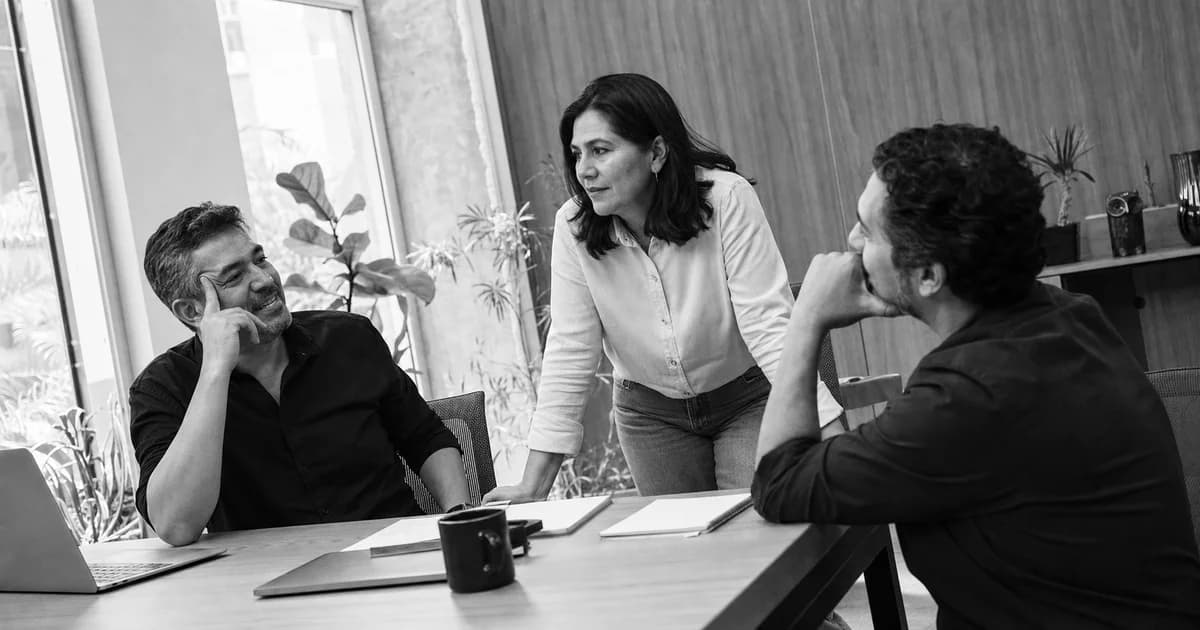 Gerente y equipo revisan una práctica de trabajo concreta