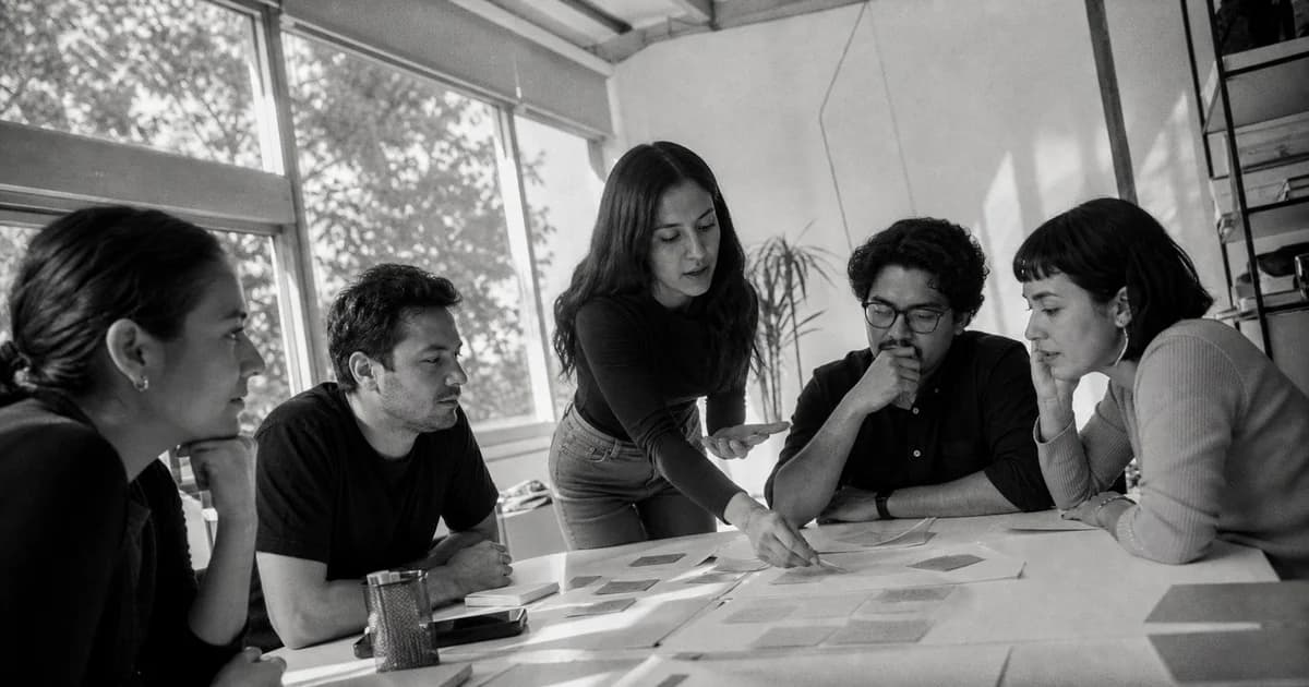 Gerente y equipo revisan una práctica de trabajo concreta