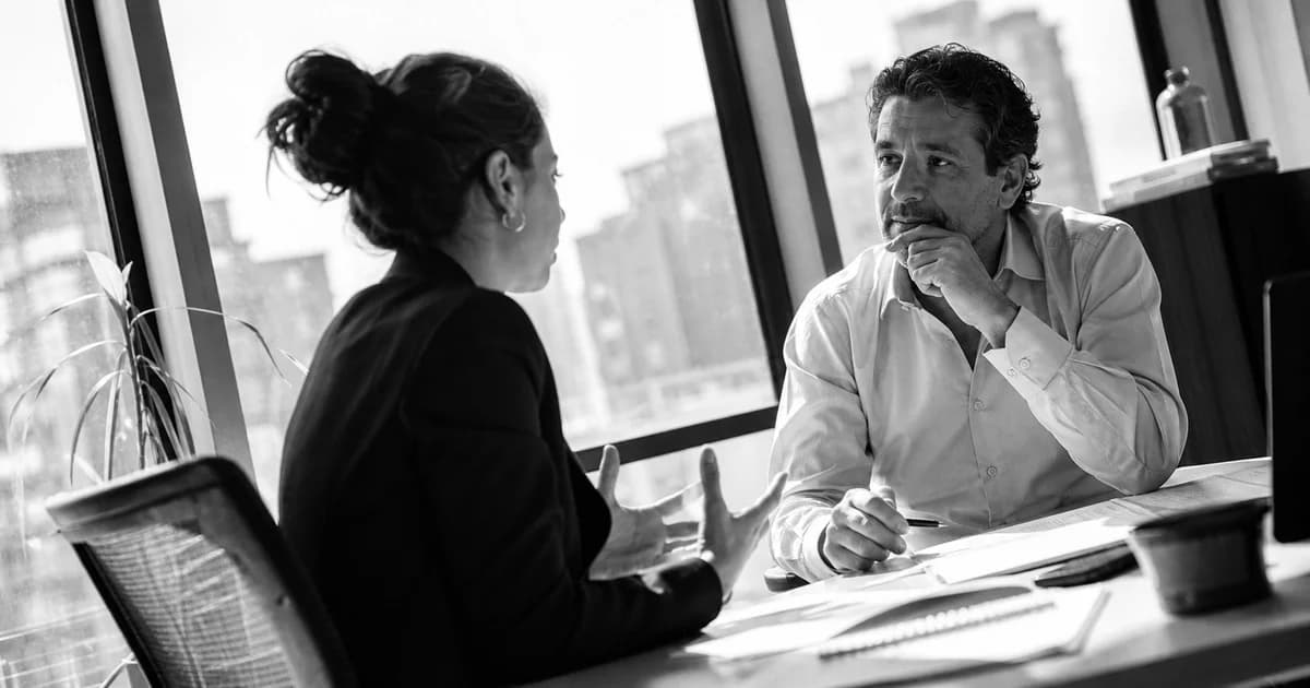 Gerente y equipo revisan una práctica de trabajo concreta