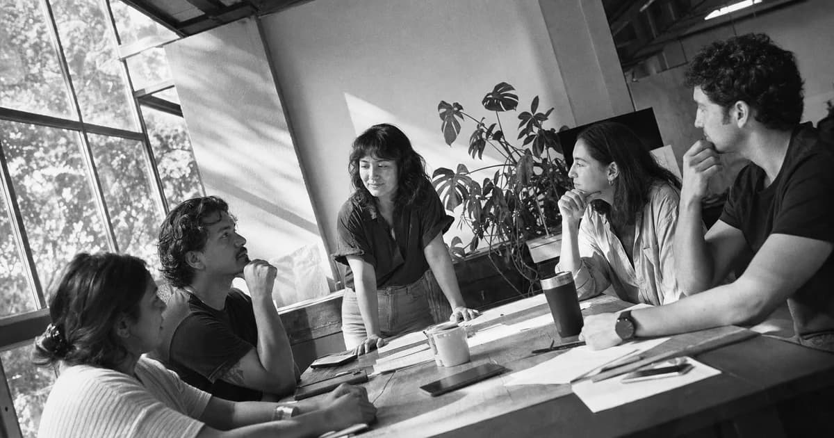 Gerente y equipo revisan una práctica de trabajo concreta