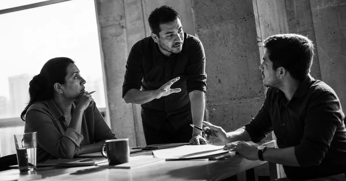Gerente y equipo revisan una práctica de trabajo concreta