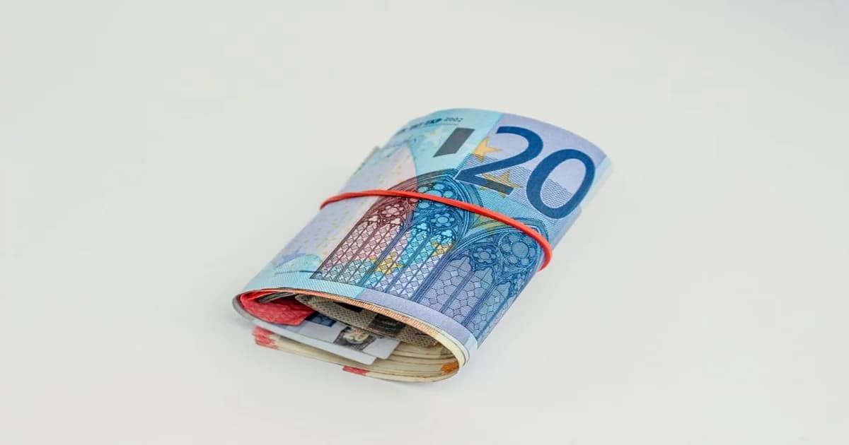 Tablero con presupuesto anual, prioridades marcadas y ventanas para ajustes, mostrando flexibilidad en la toma de decisiones