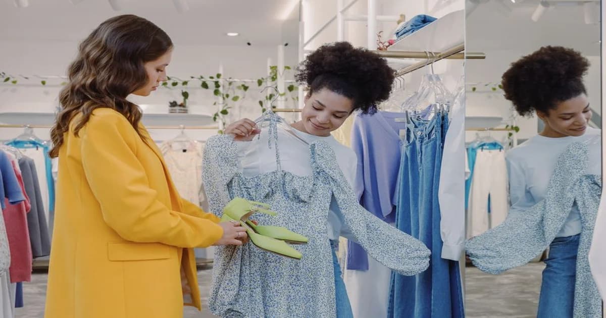 Gerente revisando una plantilla de buyer persona en una pizarra con post-its de colores