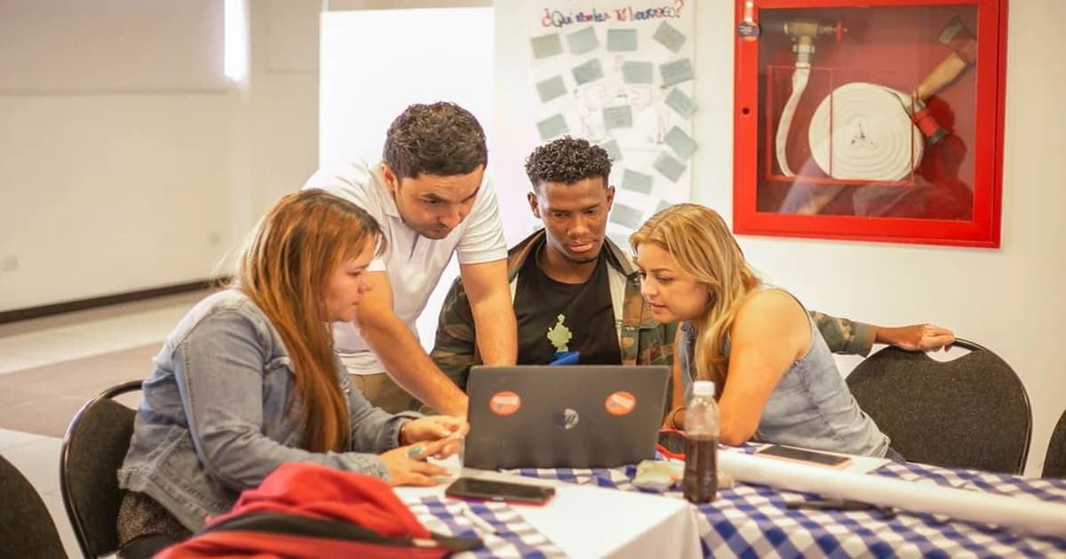 Gerente revisando documentos de cierre de proyecto en una sala de reuniones con pizarrón al fondo