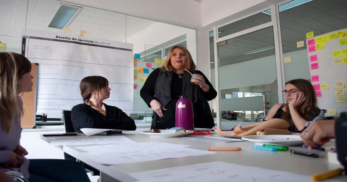 Gerente revisando un mapa de competencias con su equipo en una sala de reuniones moderna