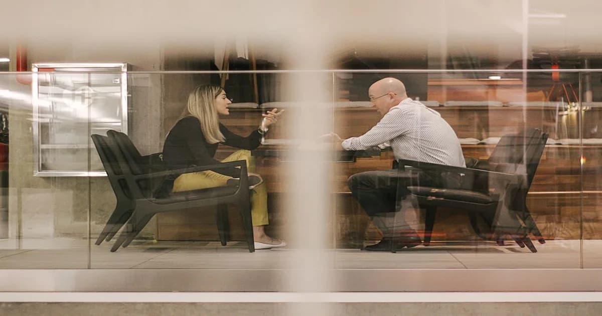 Gerente frente a agenda con una conversación pendiente resaltada y el reloj marcando el paso del tiempo.