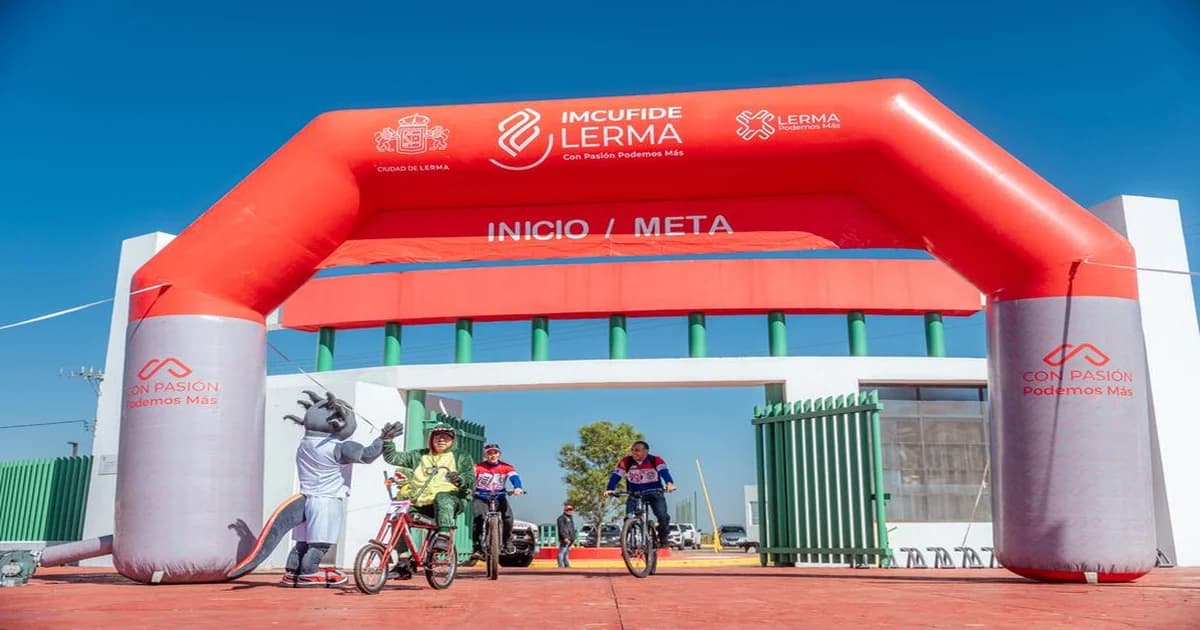 Líder recibiendo apoyo inicial y luego avanzando solo, con un patrocinador al fondo abriendo puertas