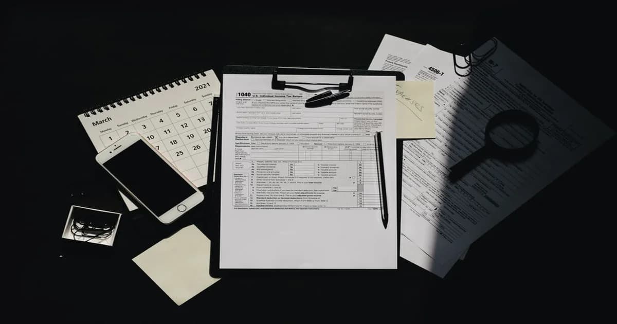 Gerente revisa en laptop un documento mientras un asistente de IA propone secciones y orden