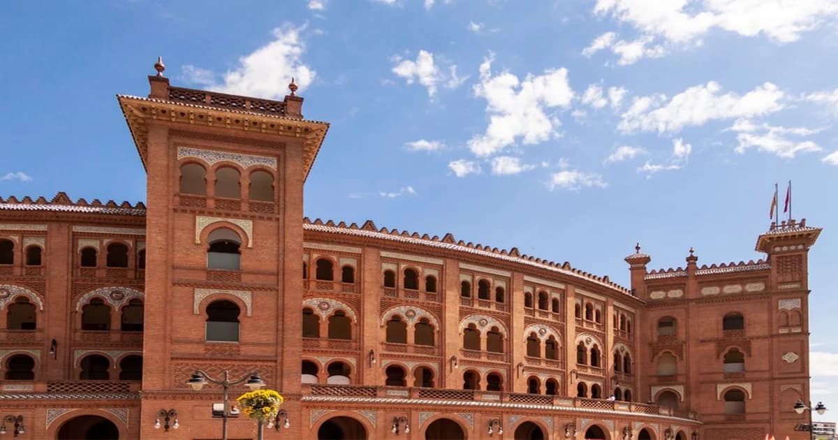 Gerente revisando un plan de ventas en una pizarra con gráficos y metas comerciales