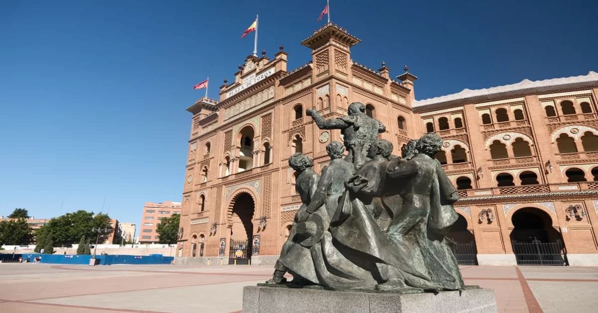Gerente revisando un presupuesto de ventas en una hoja de cálculo sobre su escritorio