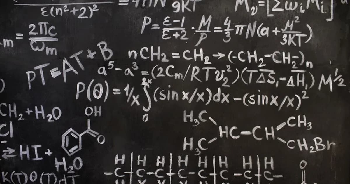 Gerente revisando gráfica de resultados NPS en pantalla de computadora en oficina moderna