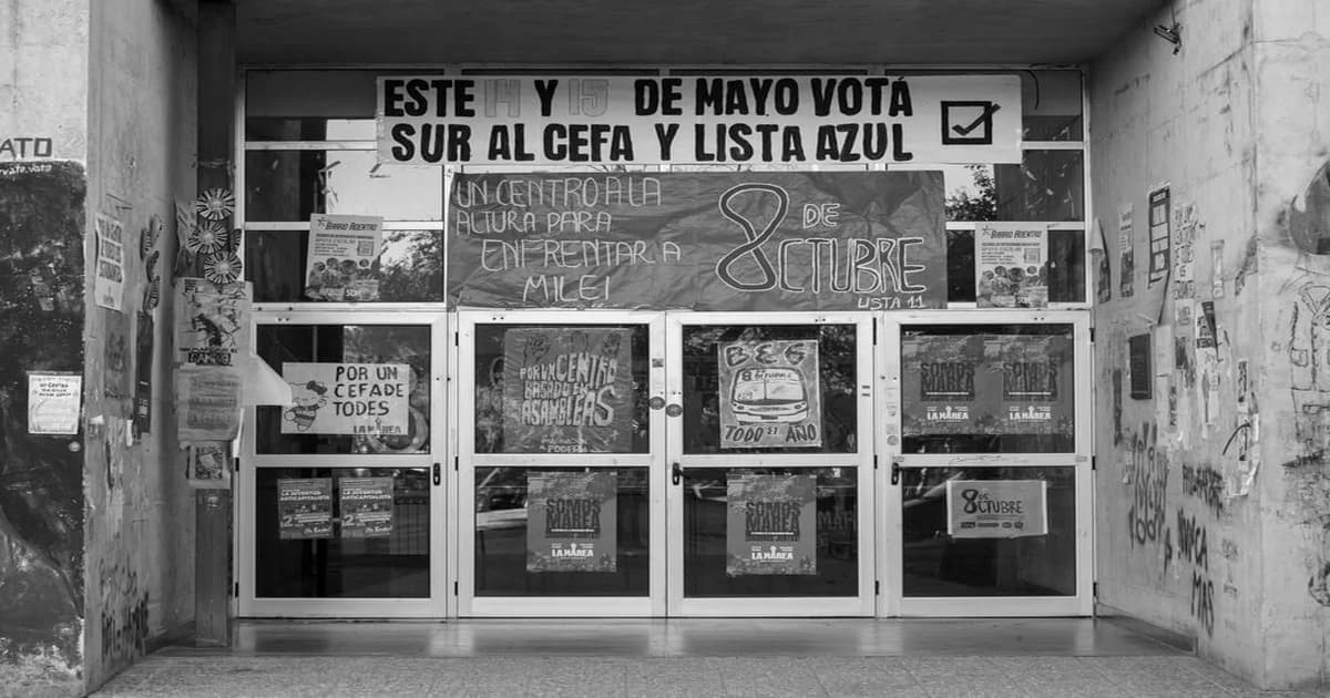 Gerente redactando un correo breve con opciones marcadas y respuesta lista, ilustrando el principio de fricción cero