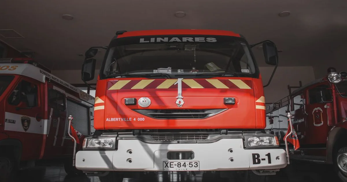 Gerente frente a una pizarra con plan de acción corto, equipo atento y cronómetro marcando cadencia de chequeos