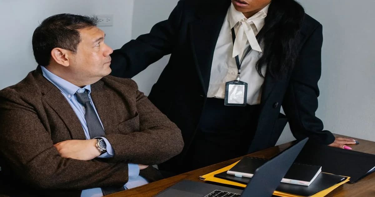 Gerente y equipo revisan una práctica de trabajo concreta