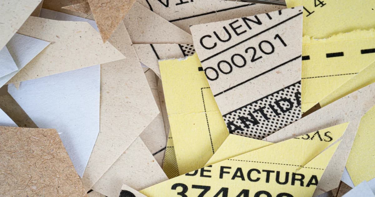 Gerente y equipo revisan una práctica de trabajo concreta