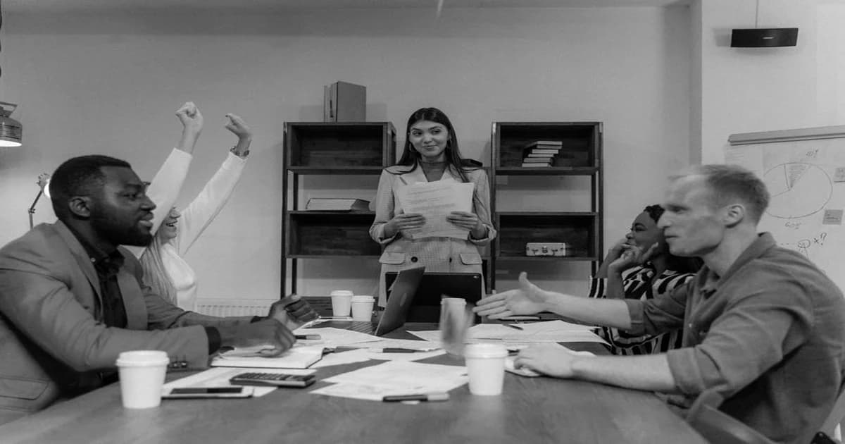 Gerente y equipo revisan una práctica de trabajo concreta