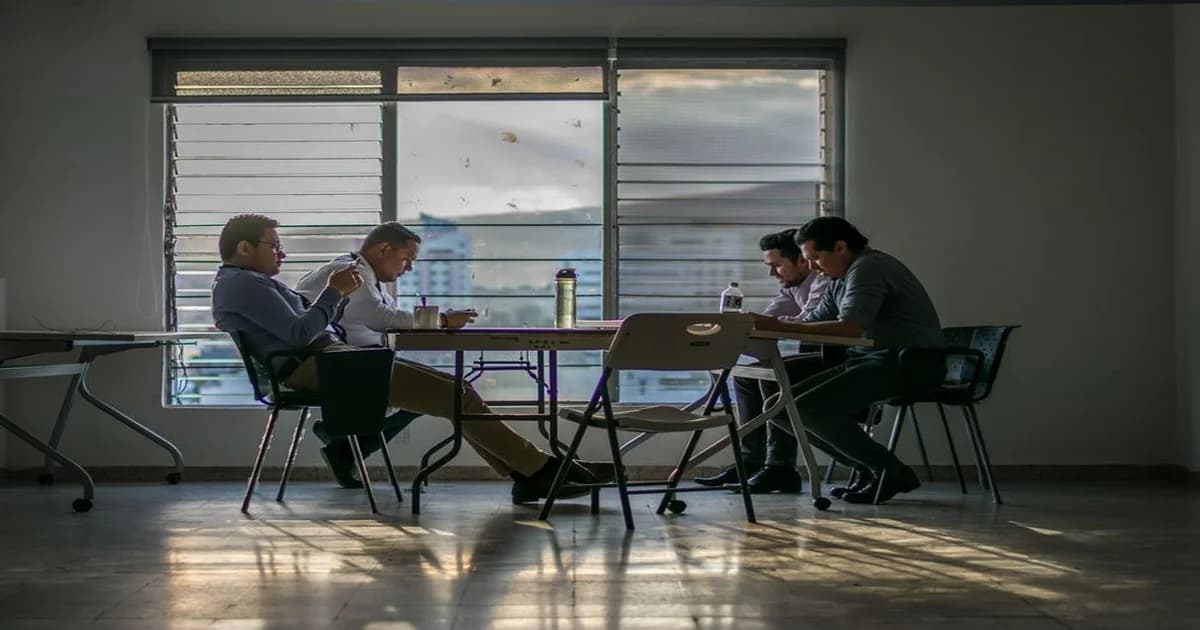 Gerente y equipo revisan una práctica de trabajo concreta
