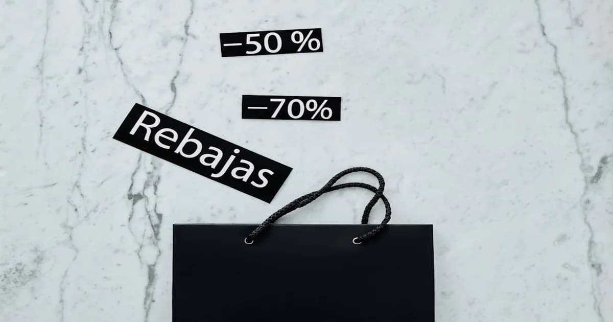 Gerente presentando propuesta de valor con gráficos de ROI a cliente en sala de reuniones