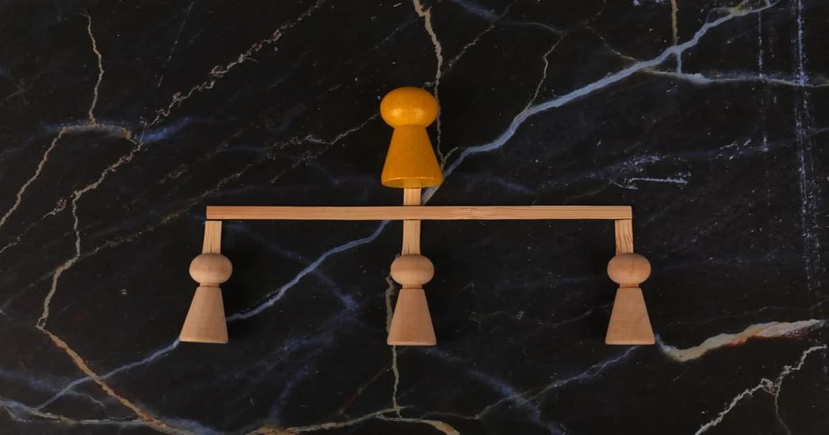 Dos gerentes colaborando en una pizarra con flechas horizontales que conectan distintos equipos de trabajo