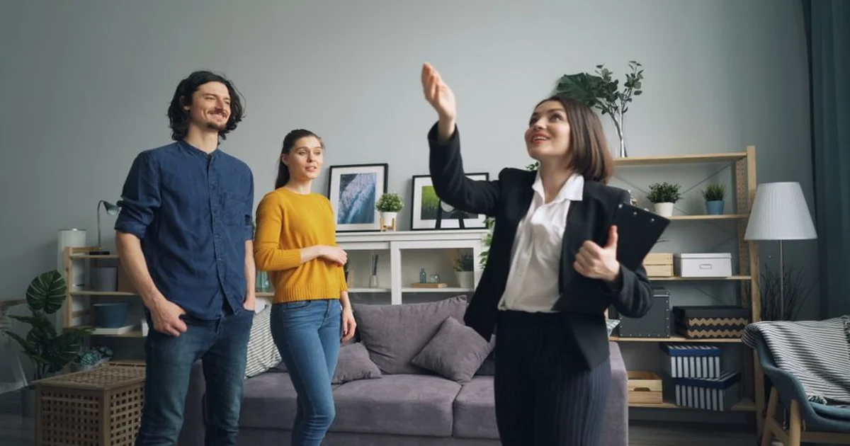 Gerente escucha con atención una inquietud de cliente