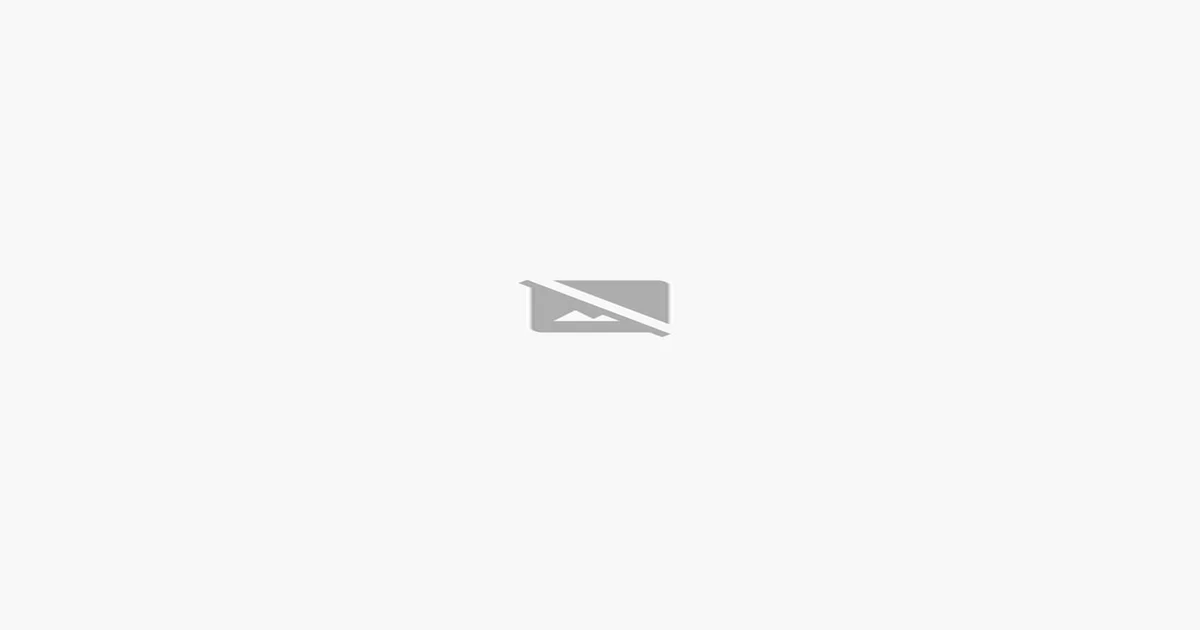 Gerente en reunión escuchando atentamente a un cliente mientras toma notas en una sala de negocios moderna