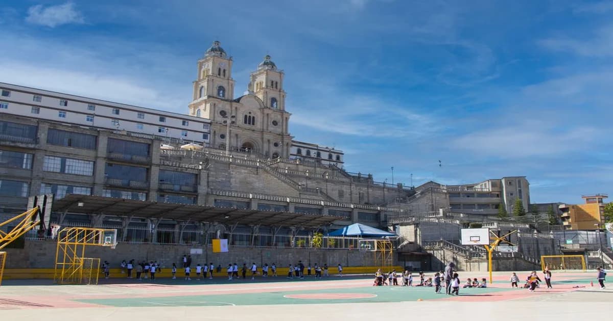 Gerente revisando una matriz de polivalencia en una pizarra con nombres y habilidades del equipo