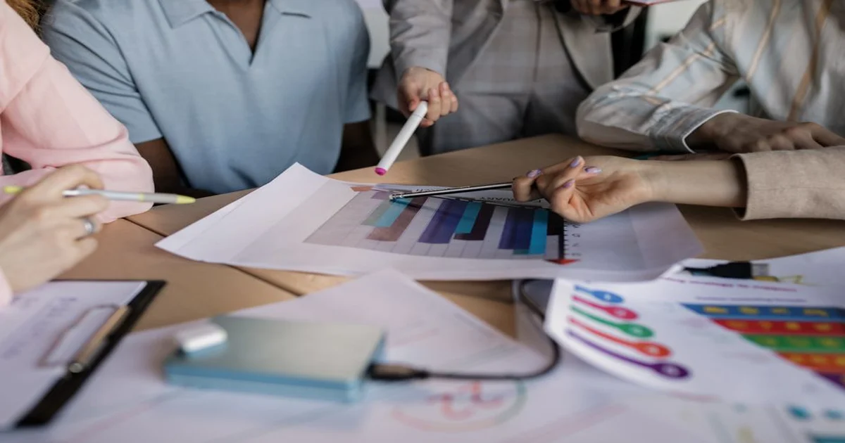 Gerente revisando tablero de métricas operativas con indicadores de productividad de su equipo