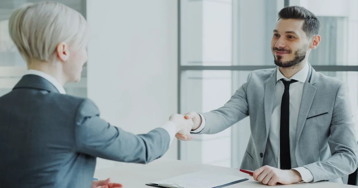 Gerente conversa con su jefe frente a un tablero, acordando prioridades y moviendo fechas para aceptar un pedido urgente