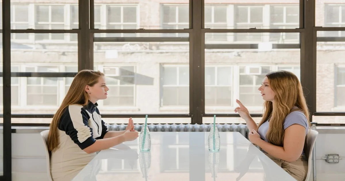 Personas en reunión separando en un pizarrón tres columnas: hecho, interpretación e hipótesis