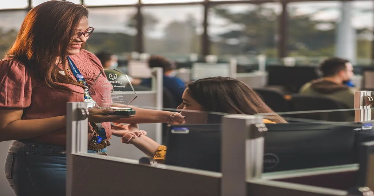 Gerente presentando un tablero con métricas y metas a su equipo en sala de reuniones