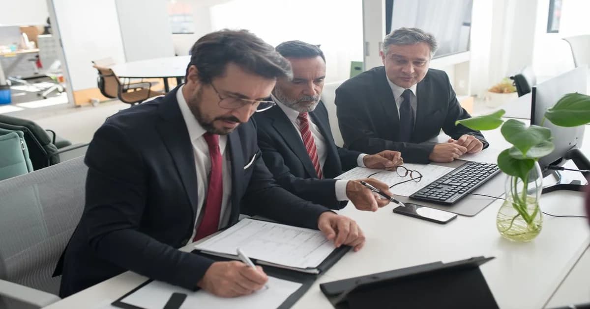 Gerente revisando un mapa de talento en una pizarra con nombres y flechas de sucesión