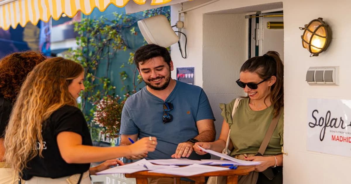 Director revisa 3 slides que conectan problema, propuesta y costo de no actuar en una reunión breve