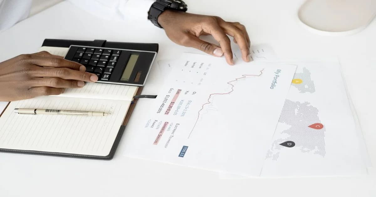 Gerente revisando estados financieros en pantalla con gráficas de rentabilidad y la sigla EBITDA destacada