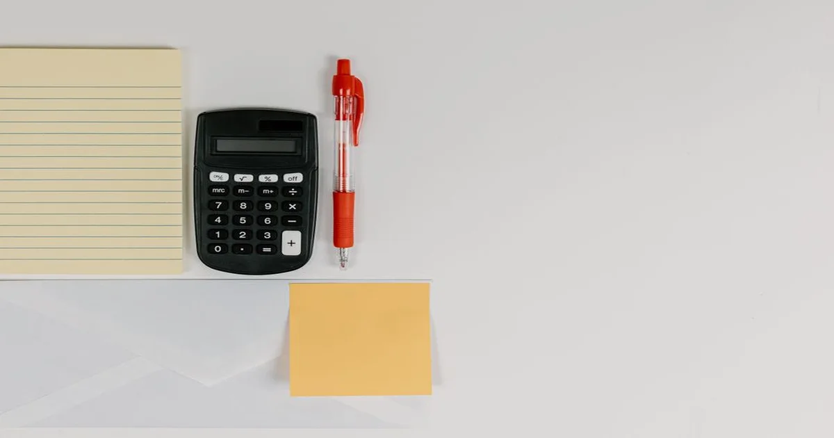 Gerente revisando documentos de facturas y flujo de caja en una oficina moderna